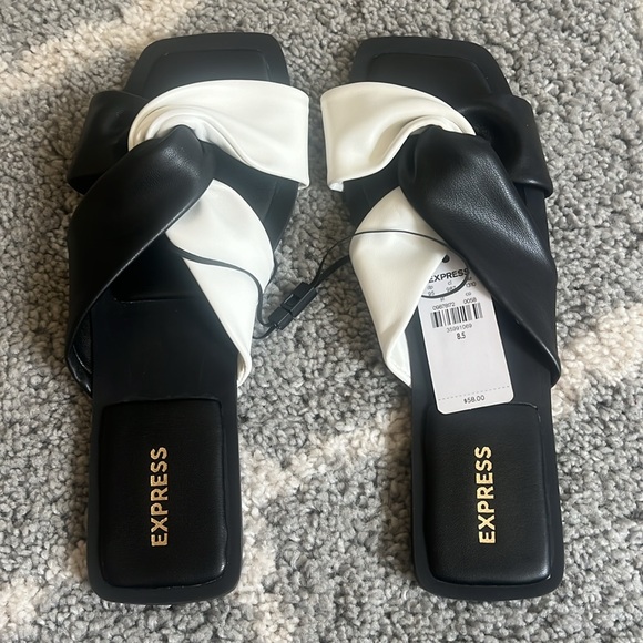 Brand New W/ Tag Express Black & White Twist Strap Flat Sandals - Size 8.5 - Picture 4 of 4